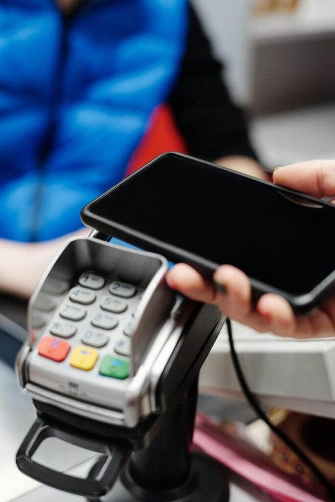 Smartphone sendo usado para fazer Pix com cartão de crédito em um terminal de pagamento em 2025