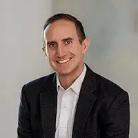 Morgan Housel, autor do livro A Arte de Gastar Dinheiro, especialista em finanças comportamentais